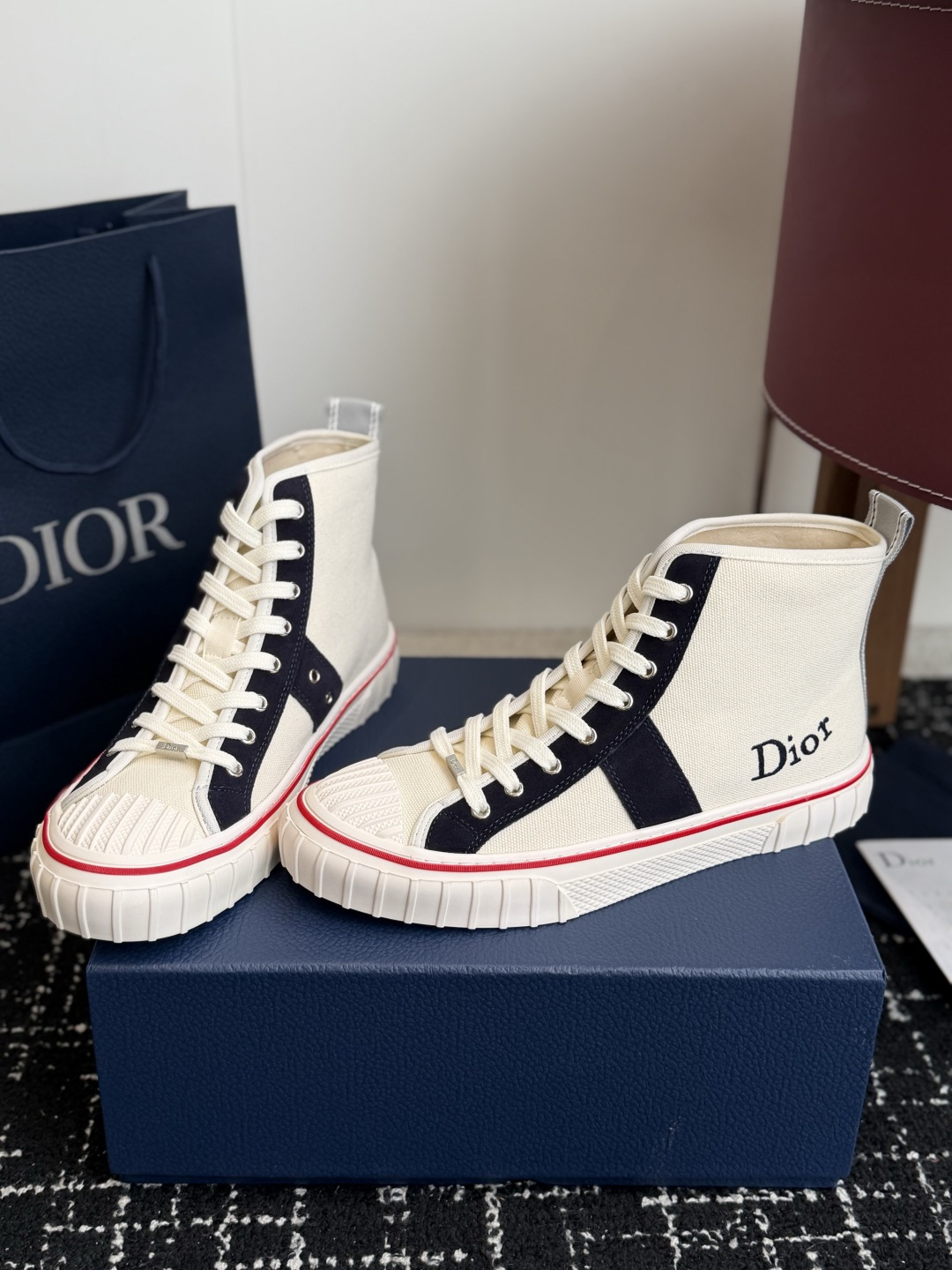代购级 Dior26ss夏季新款拼接老花高帮帆布鞋 自带松弛复古文艺氛围感的高帮帆布鞋,经典贝壳鞋头搭配利落高帮版型,撞 代购级 Dior26ss夏季新款拼接老花高帮帆布鞋 自带松弛复古文艺氛围感的高帮帆布鞋,经典贝壳鞋头搭配利落高帮版型,撞