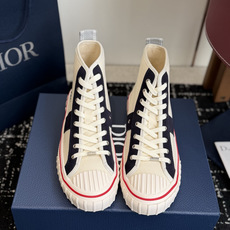 代购级 Dior26ss夏季新款拼接老花高帮帆布鞋 自带松弛复古文艺氛围感的高帮帆布鞋,经典贝壳鞋头搭配利落高帮版型,撞 代购级 Dior26ss夏季新款拼接老花高帮帆布鞋 自带松弛复古文艺氛围感的高帮帆布鞋,经典贝壳鞋头搭配利落高帮版型,撞