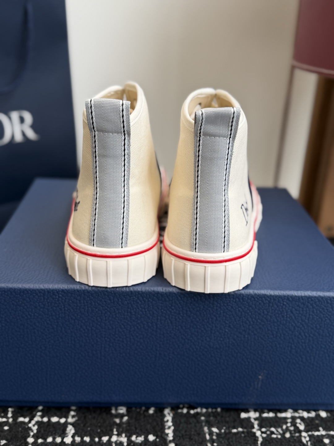 代购级 Dior26ss夏季新款拼接老花高帮帆布鞋 自带松弛复古文艺氛围感的高帮帆布鞋,经典贝壳鞋头搭配利落高帮版型,撞 代购级 Dior26ss夏季新款拼接老花高帮帆布鞋 自带松弛复古文艺氛围感的高帮帆布鞋,经典贝壳鞋头搭配利落高帮版型,撞