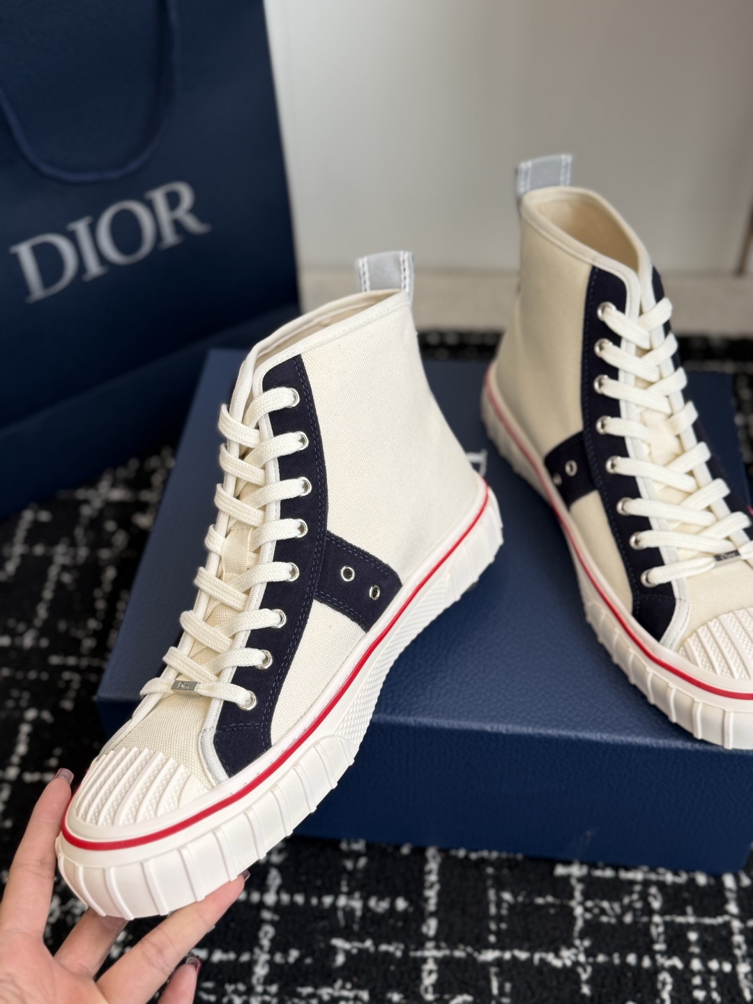 代购级 Dior26ss夏季新款拼接老花高帮帆布鞋 自带松弛复古文艺氛围感的高帮帆布鞋,经典贝壳鞋头搭配利落高帮版型,撞 代购级 Dior26ss夏季新款拼接老花高帮帆布鞋 自带松弛复古文艺氛围感的高帮帆布鞋,经典贝壳鞋头搭配利落高帮版型,撞