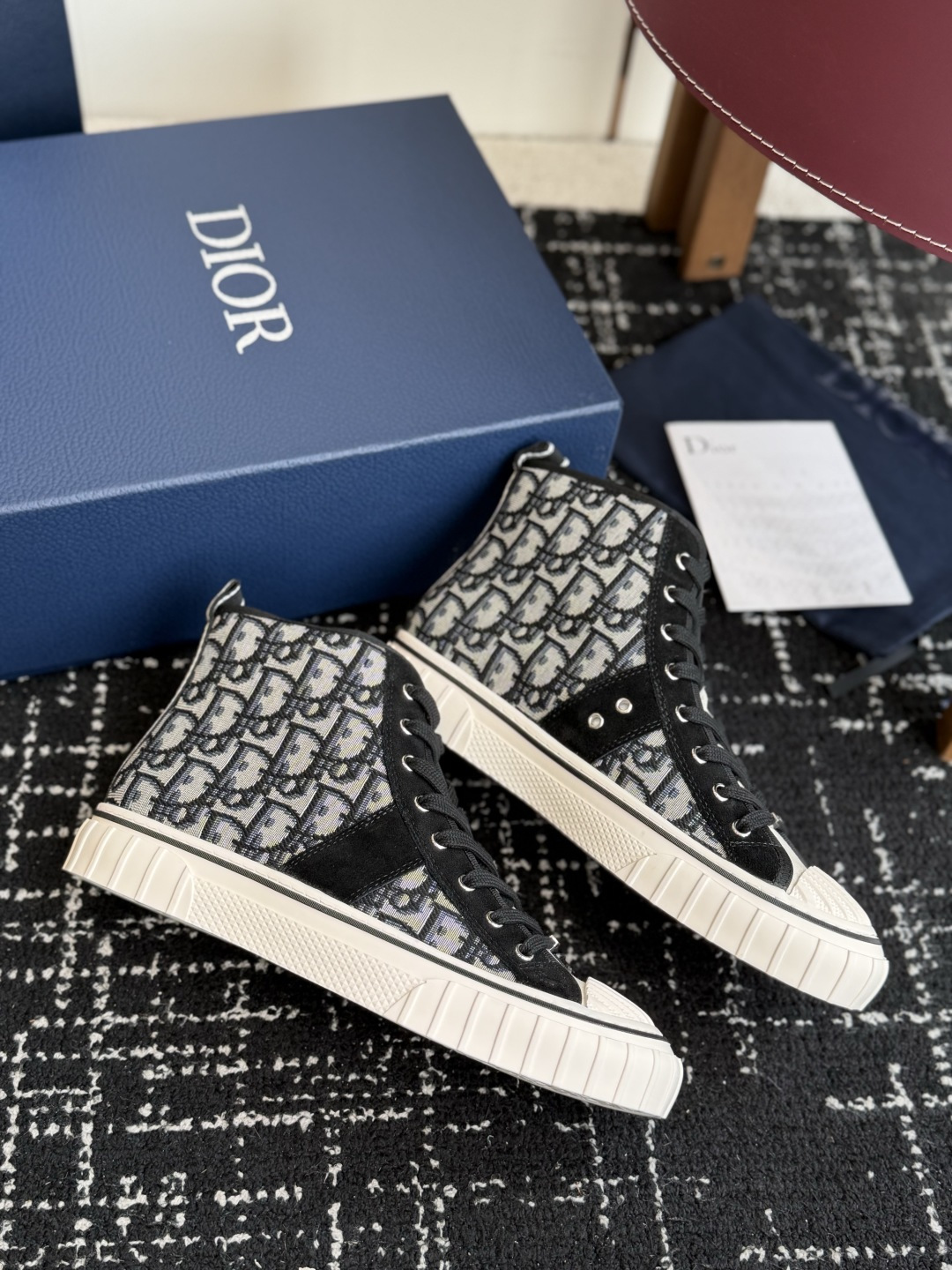 代购级 Dior26ss夏季新款拼接老花高帮帆布鞋 自带松弛复古文艺氛围感的高帮帆布鞋,经典贝壳鞋头搭配利落高帮版型,撞 代购级 Dior26ss夏季新款拼接老花高帮帆布鞋 自带松弛复古文艺氛围感的高帮帆布鞋,经典贝壳鞋头搭配利落高帮版型,撞
