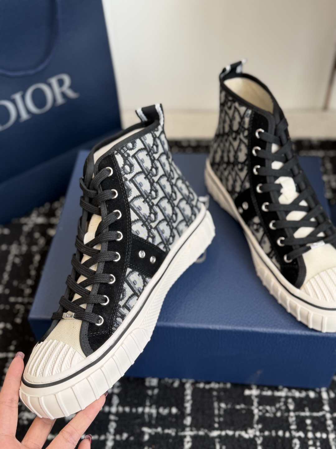 代购级 Dior26ss夏季新款拼接老花高帮帆布鞋 自带松弛复古文艺氛围感的高帮帆布鞋,经典贝壳鞋头搭配利落高帮版型,撞 代购级 Dior26ss夏季新款拼接老花高帮帆布鞋 自带松弛复古文艺氛围感的高帮帆布鞋,经典贝壳鞋头搭配利落高帮版型,撞