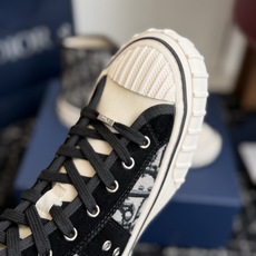 代购级 Dior26ss夏季新款拼接老花高帮帆布鞋 自带松弛复古文艺氛围感的高帮帆布鞋,经典贝壳鞋头搭配利落高帮版型,撞 代购级 Dior26ss夏季新款拼接老花高帮帆布鞋 自带松弛复古文艺氛围感的高帮帆布鞋,经典贝壳鞋头搭配利落高帮版型,撞