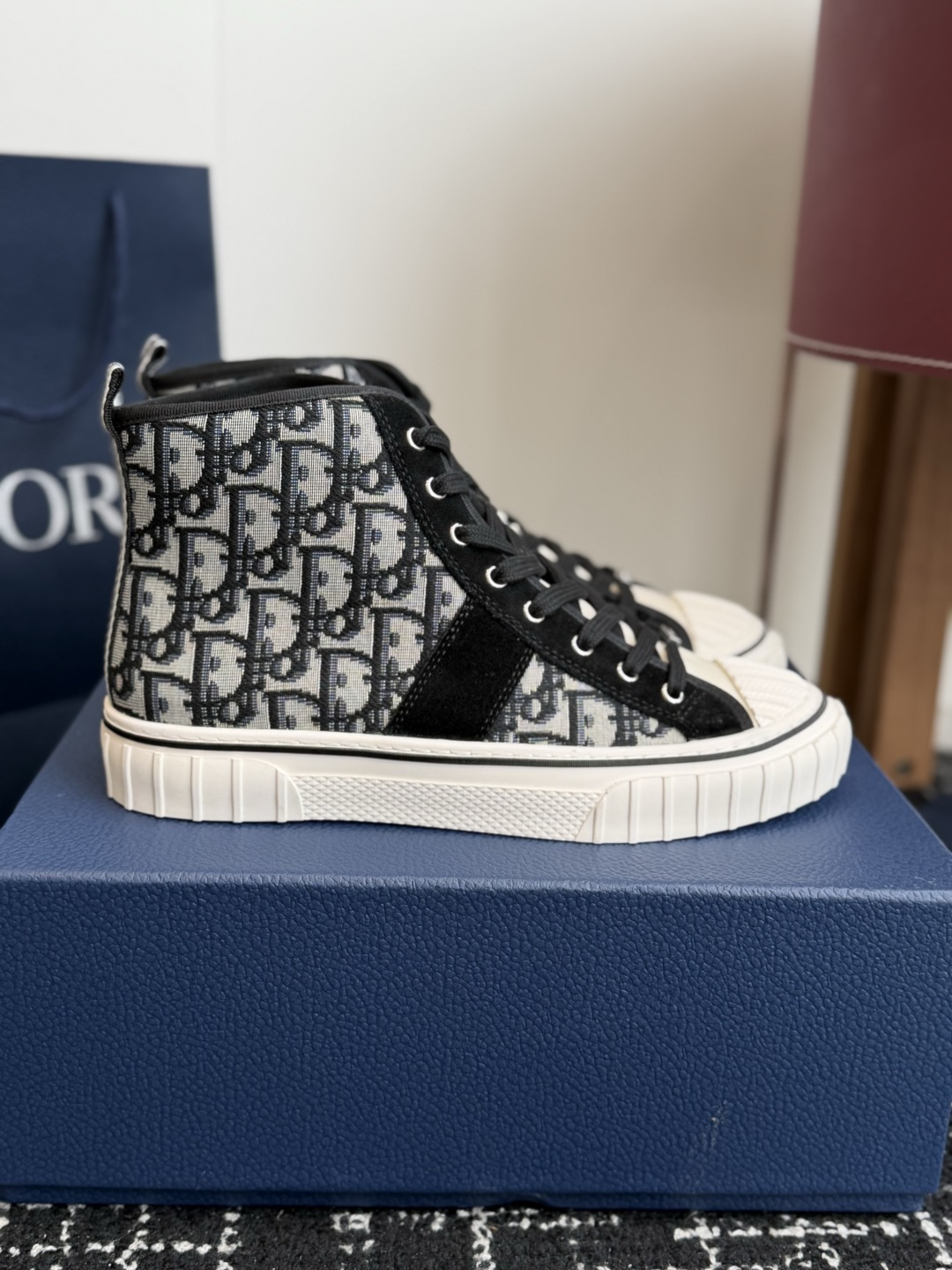 代购级 Dior26ss夏季新款拼接老花高帮帆布鞋 自带松弛复古文艺氛围感的高帮帆布鞋,经典贝壳鞋头搭配利落高帮版型,撞 代购级 Dior26ss夏季新款拼接老花高帮帆布鞋 自带松弛复古文艺氛围感的高帮帆布鞋,经典贝壳鞋头搭配利落高帮版型,撞
