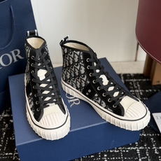 代购级 Dior26ss夏季新款拼接老花高帮帆布鞋 自带松弛复古文艺氛围感的高帮帆布鞋,经典贝壳鞋头搭配利落高帮版型,撞 代购级 Dior26ss夏季新款拼接老花高帮帆布鞋 自带松弛复古文艺氛围感的高帮帆布鞋,经典贝壳鞋头搭配利落高帮版型,撞