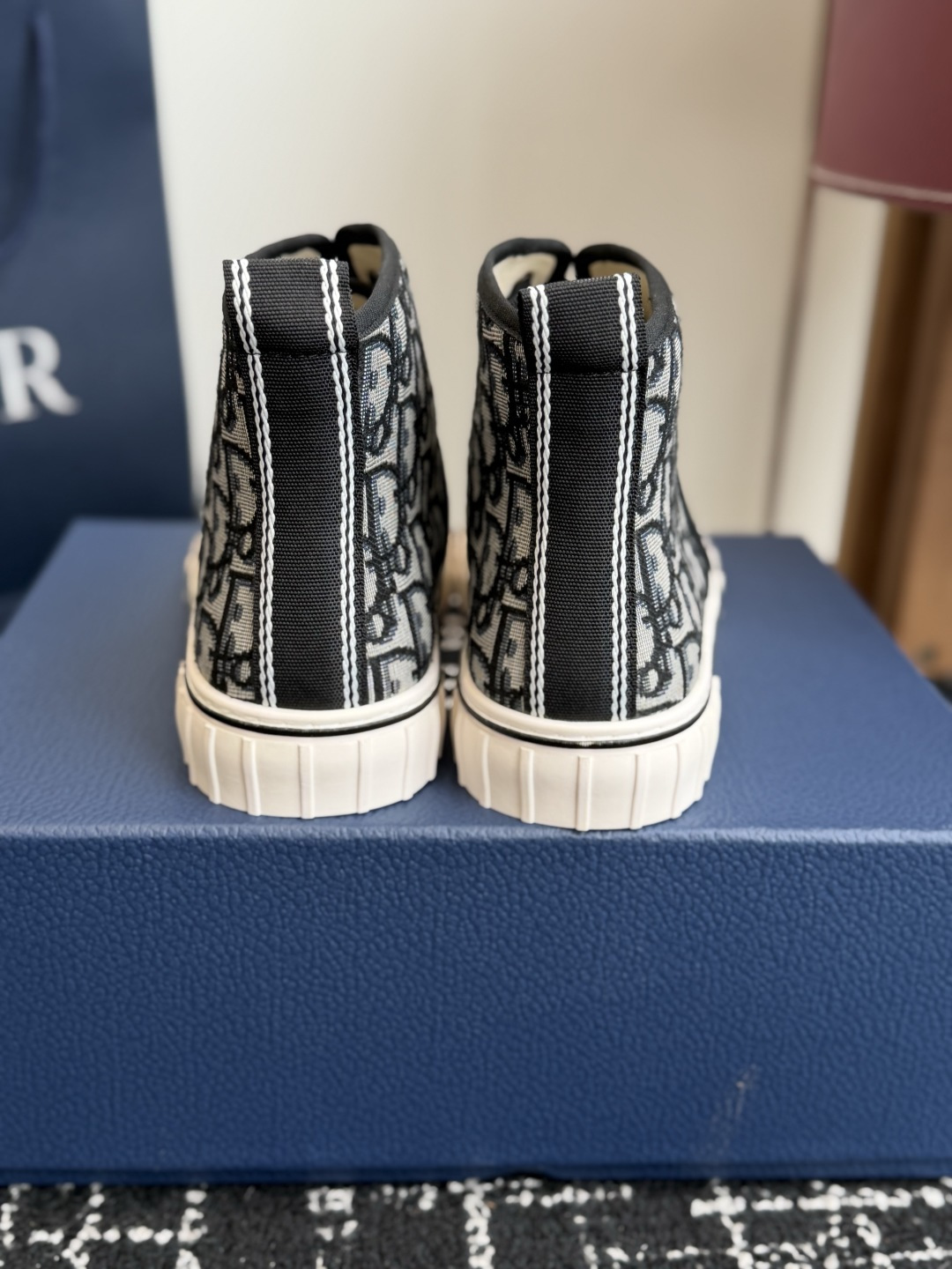 代购级 Dior26ss夏季新款拼接老花高帮帆布鞋 自带松弛复古文艺氛围感的高帮帆布鞋,经典贝壳鞋头搭配利落高帮版型,撞 代购级 Dior26ss夏季新款拼接老花高帮帆布鞋 自带松弛复古文艺氛围感的高帮帆布鞋,经典贝壳鞋头搭配利落高帮版型,撞