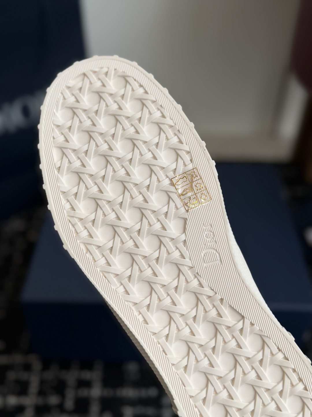 代购级 Dior26ss夏季新款拼接老花高帮帆布鞋 自带松弛复古文艺氛围感的高帮帆布鞋,经典贝壳鞋头搭配利落高帮版型,撞 代购级 Dior26ss夏季新款拼接老花高帮帆布鞋 自带松弛复古文艺氛围感的高帮帆布鞋,经典贝壳鞋头搭配利落高帮版型,撞