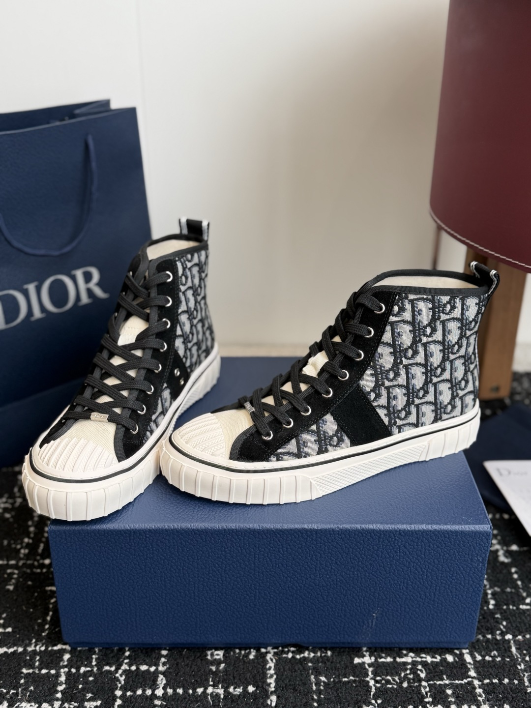 代购级 Dior26ss夏季新款拼接老花高帮帆布鞋 自带松弛复古文艺氛围感的高帮帆布鞋,经典贝壳鞋头搭配利落高帮版型,撞 代购级 Dior26ss夏季新款拼接老花高帮帆布鞋 自带松弛复古文艺氛围感的高帮帆布鞋,经典贝壳鞋头搭配利落高帮版型,撞