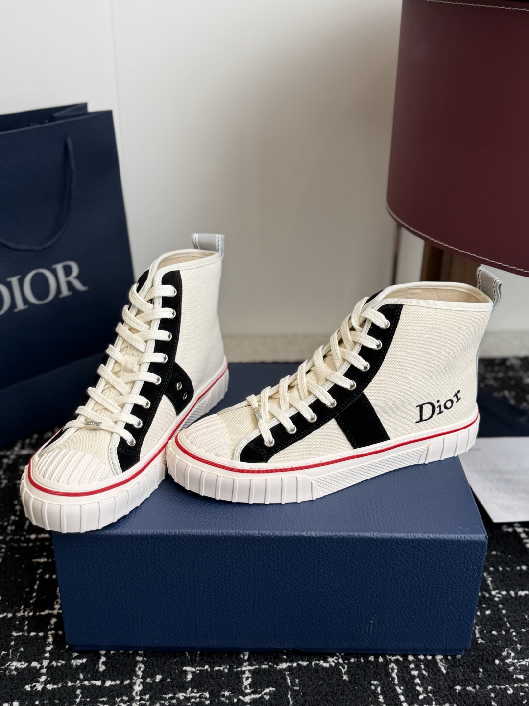 代购级 Dior26ss夏季新款拼接老花高帮帆布鞋 自带松弛复古文艺氛围感的高帮帆布鞋，经典贝壳鞋头搭配利落高帮版型，撞