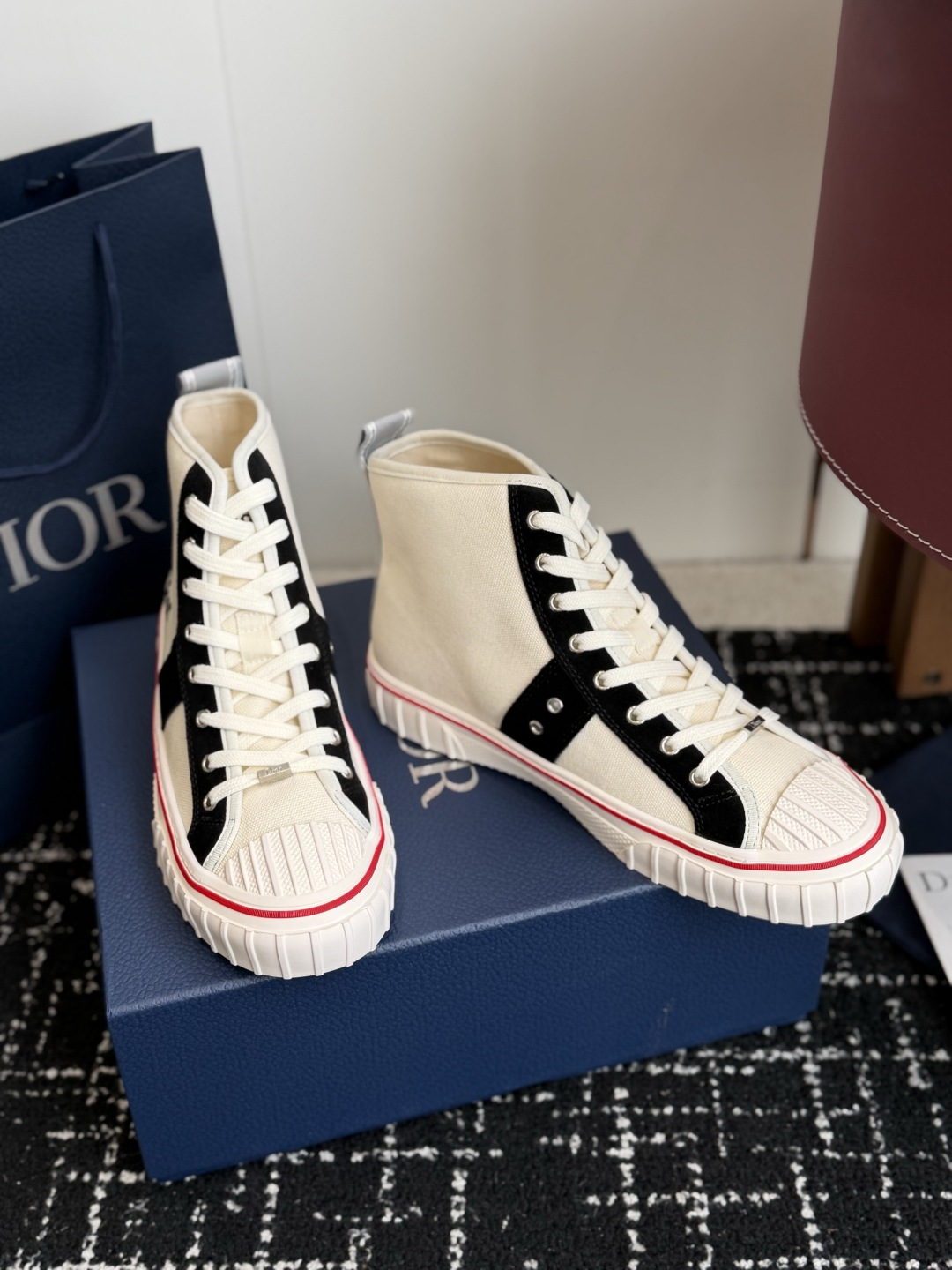 代购级 Dior26ss夏季新款拼接老花高帮帆布鞋 自带松弛复古文艺氛围感的高帮帆布鞋，经典贝壳鞋头搭配利落高帮版型，撞