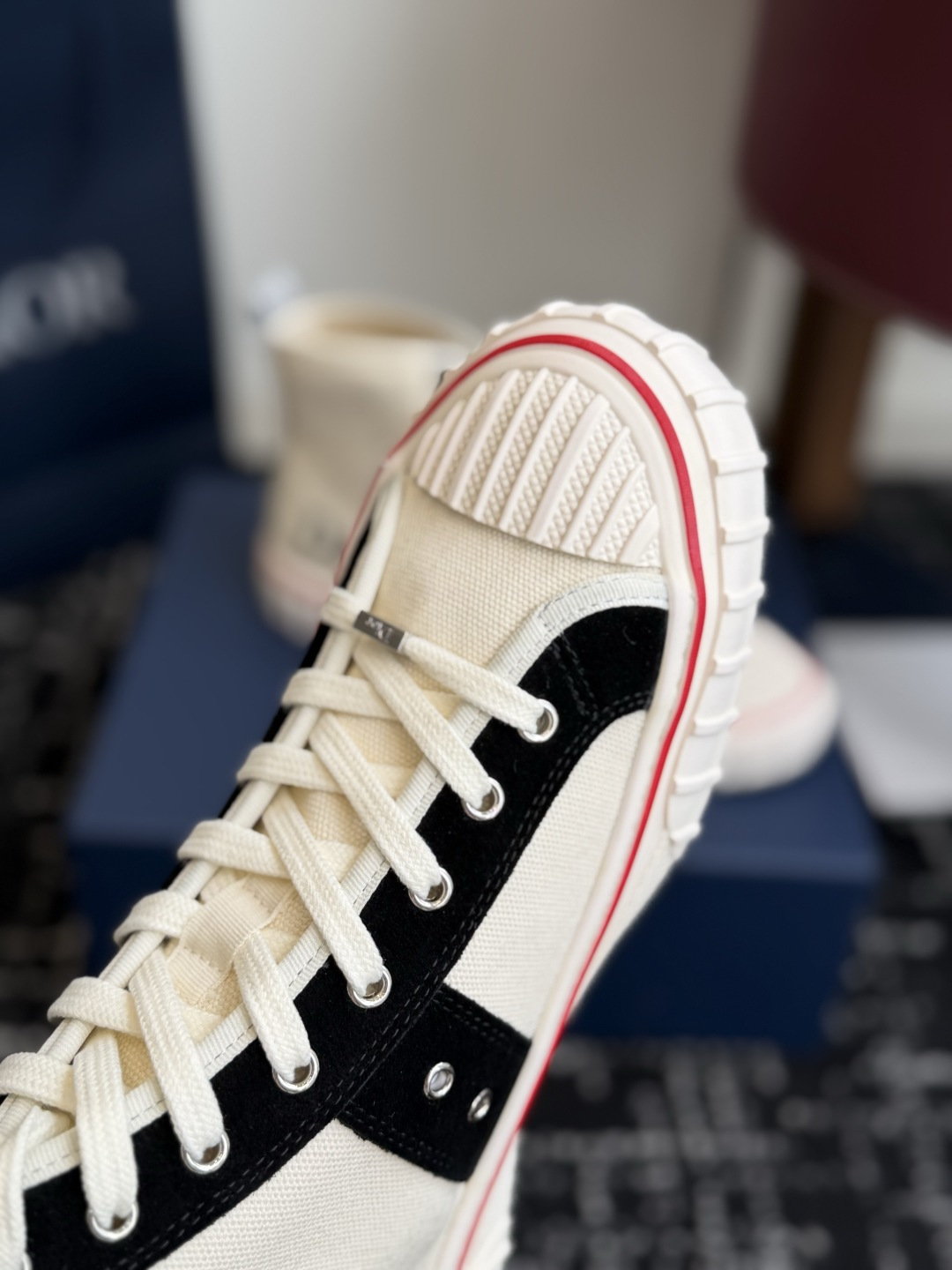 代购级 Dior26ss夏季新款拼接老花高帮帆布鞋 自带松弛复古文艺氛围感的高帮帆布鞋，经典贝壳鞋头搭配利落高帮版型，撞