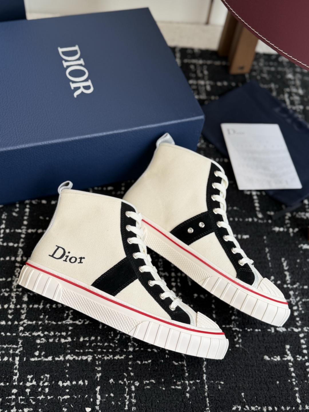 代购级 Dior26ss夏季新款拼接老花高帮帆布鞋 自带松弛复古文艺氛围感的高帮帆布鞋，经典贝壳鞋头搭配利落高帮版型，撞