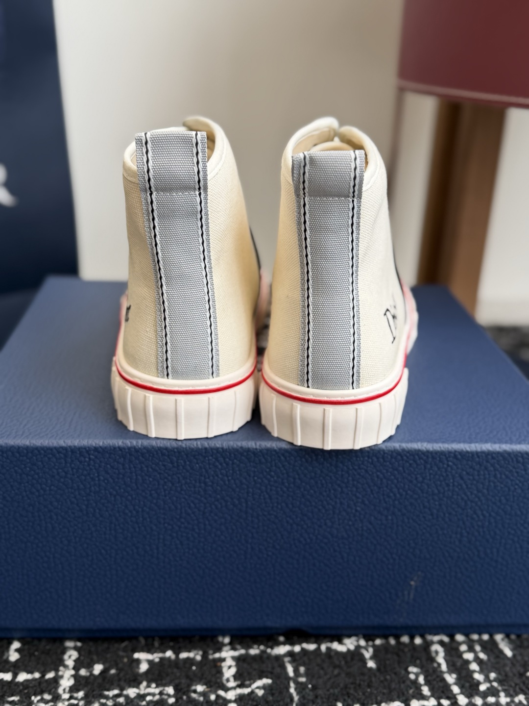 代购级 Dior26ss夏季新款拼接老花高帮帆布鞋 自带松弛复古文艺氛围感的高帮帆布鞋，经典贝壳鞋头搭配利落高帮版型，撞