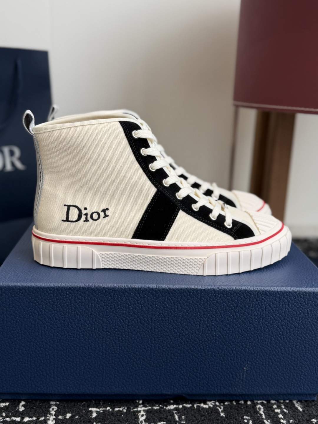 代购级 Dior26ss夏季新款拼接老花高帮帆布鞋 自带松弛复古文艺氛围感的高帮帆布鞋，经典贝壳鞋头搭配利落高帮版型，撞