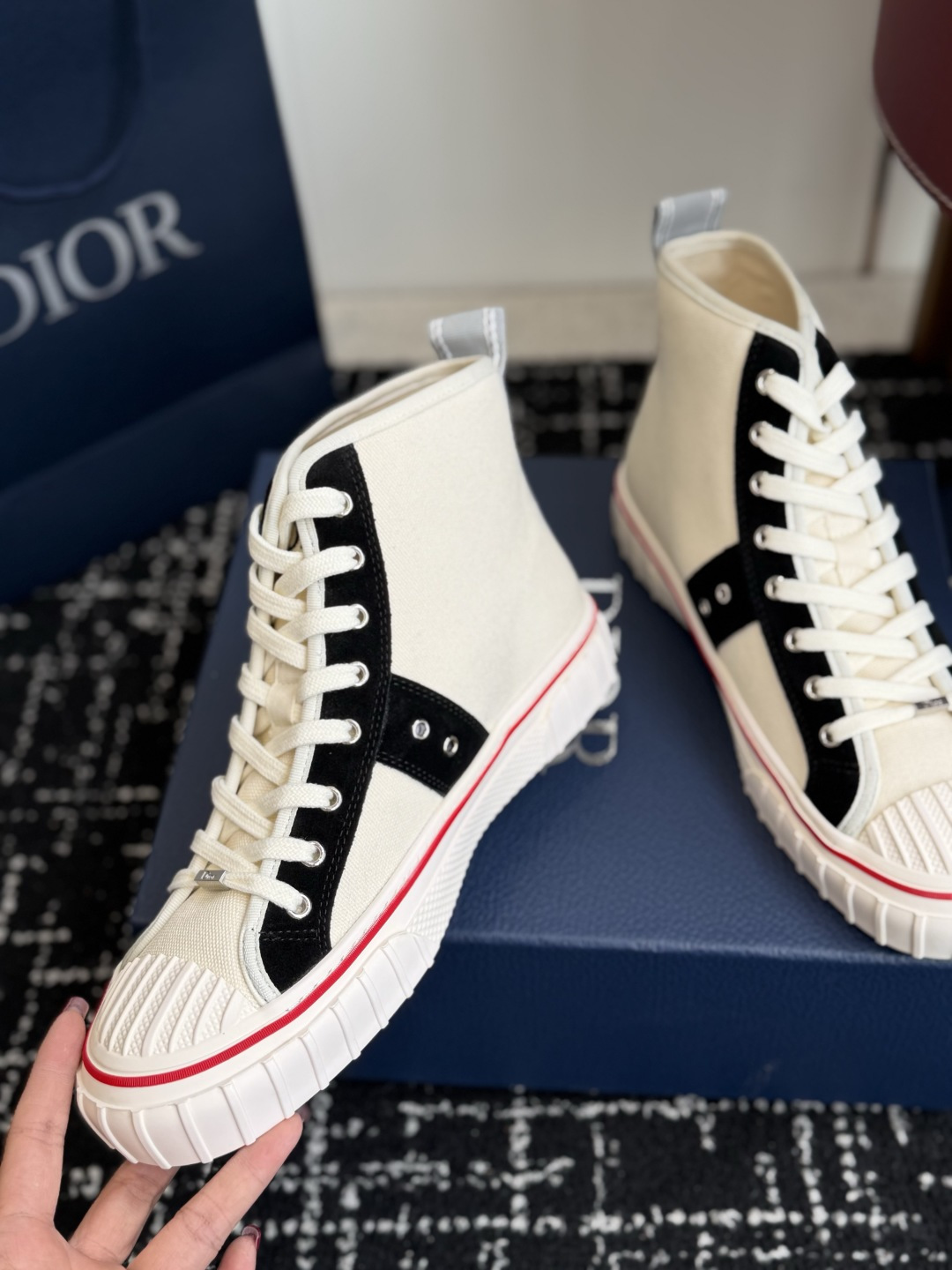 代购级 Dior26ss夏季新款拼接老花高帮帆布鞋 自带松弛复古文艺氛围感的高帮帆布鞋，经典贝壳鞋头搭配利落高帮版型，撞