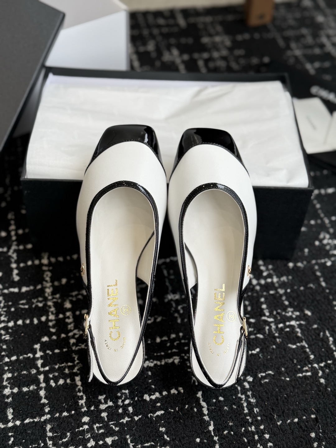 代购级 CHANEL 香奈儿 26ss 方头中空拼接色高跟凉鞋 鞋面采用混种羊皮内里踮脚丝绸羊皮 脚感超级舒服 皮料非 代购级 CHANEL 香奈儿 26ss 方头中空拼接色高跟凉鞋 鞋面采用混种羊皮内里踮脚丝绸羊皮 脚感超级舒服 皮料非