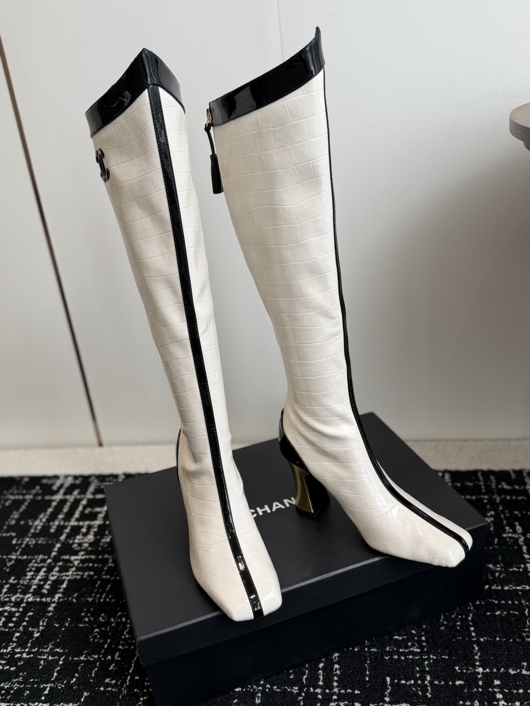 代购级 CHANEL 香奈儿 26ss 小香秋冬新款 简约 骑士靴 这款靴子真的是帅气时尚的代表 低调不失奢华!简约时 代购级 CHANEL 香奈儿 26ss 小香秋冬新款 简约 骑士靴 这款靴子真的是帅气时尚的代表 低调不失奢华!简约时