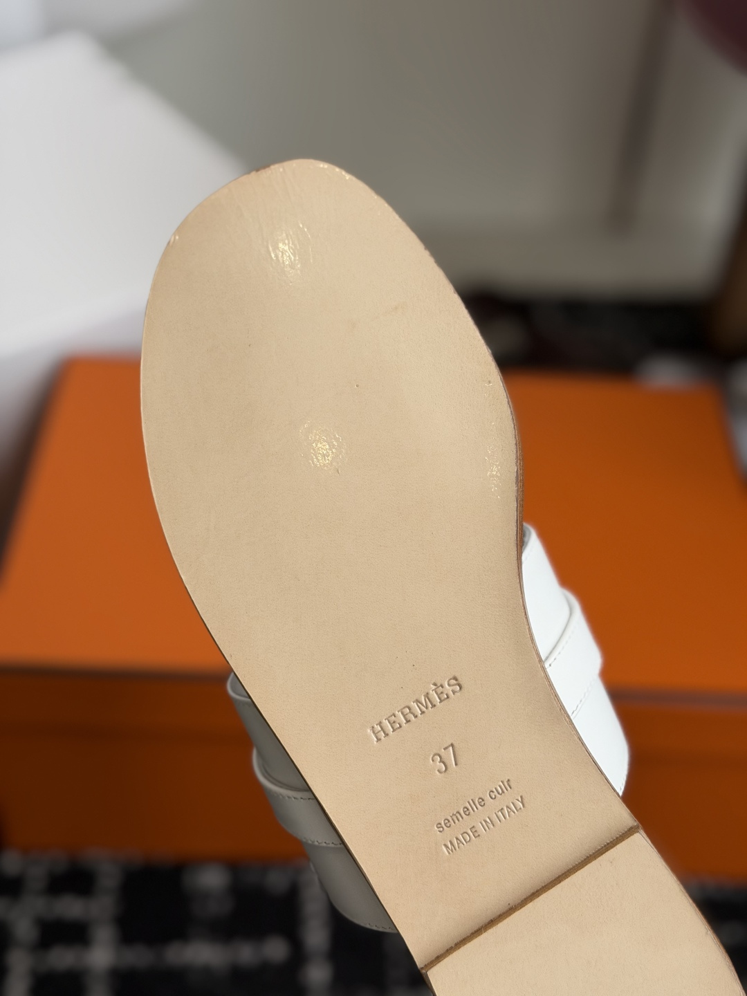 东莞代购级 Hermes爱马仕 26ss 最新 Kelly 凉拖经典的版型 搭配极具辨识度的上脚超级百搭好看时髦 超多 东莞代购级 Hermes爱马仕 26ss 最新 Kelly 凉拖经典的版型 搭配极具辨识度的上脚超级百搭好看时髦 超多