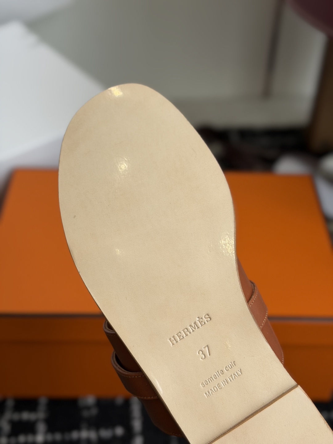 东莞代购级 Hermes爱马仕 26ss 最新 Kelly 凉拖经典的版型 搭配极具辨识度的上脚超级百搭好看时髦 超多 东莞代购级 Hermes爱马仕 26ss 最新 Kelly 凉拖经典的版型 搭配极具辨识度的上脚超级百搭好看时髦 超多