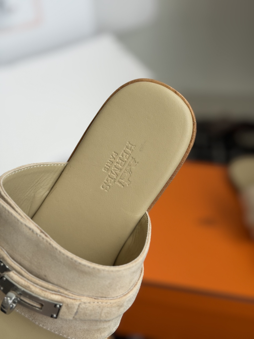 代购级 Hermes爱马仕 26ss 最新 Kelly 凉拖经典的版型 搭配极具辨识度的上脚超级百搭好看时髦 超多明星 代购级 Hermes爱马仕 26ss 最新 Kelly 凉拖经典的版型 搭配极具辨识度的上脚超级百搭好看时髦 超多明星
