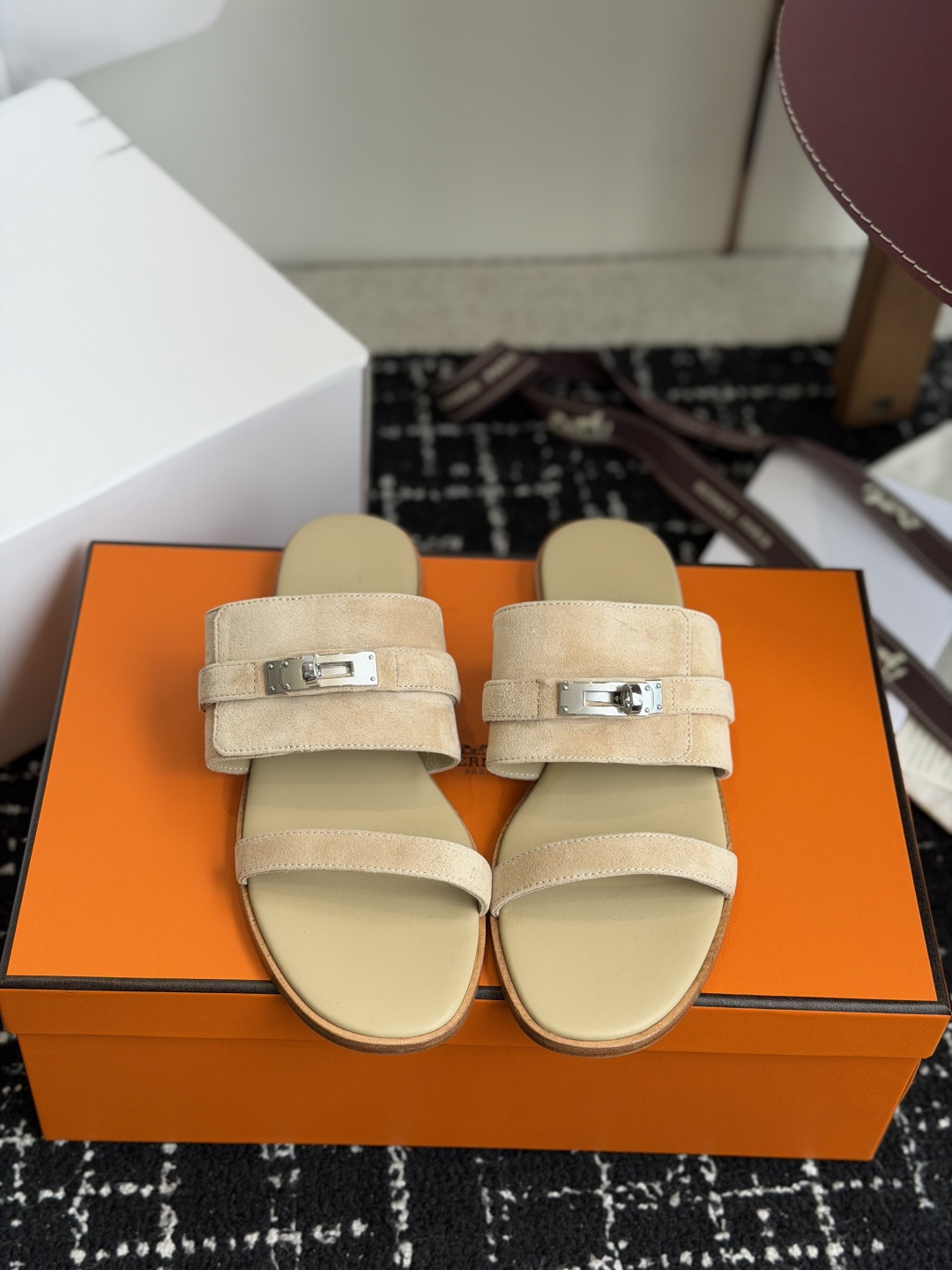 代购级 Hermes爱马仕 26ss 最新 Kelly 凉拖经典的版型 搭配极具辨识度的上脚超级百搭好看时髦 超多明星 代购级 Hermes爱马仕 26ss 最新 Kelly 凉拖经典的版型 搭配极具辨识度的上脚超级百搭好看时髦 超多明星