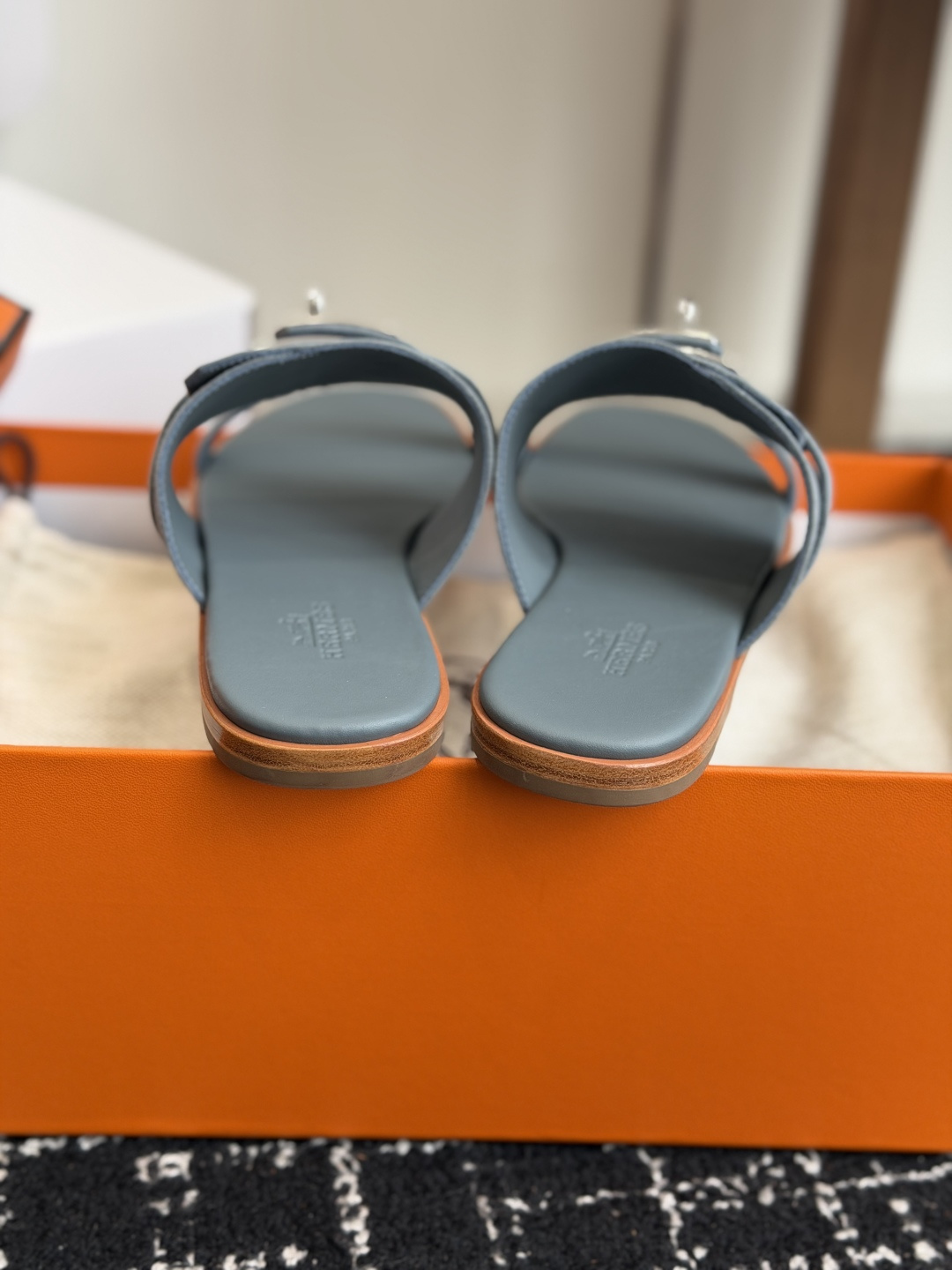 代购级 Hermes爱马仕 26ss 最新 Kelly 凉拖经典的版型 搭配极具辨识度的上脚超级百搭好看时髦 超多明星 代购级 Hermes爱马仕 26ss 最新 Kelly 凉拖经典的版型 搭配极具辨识度的上脚超级百搭好看时髦 超多明星