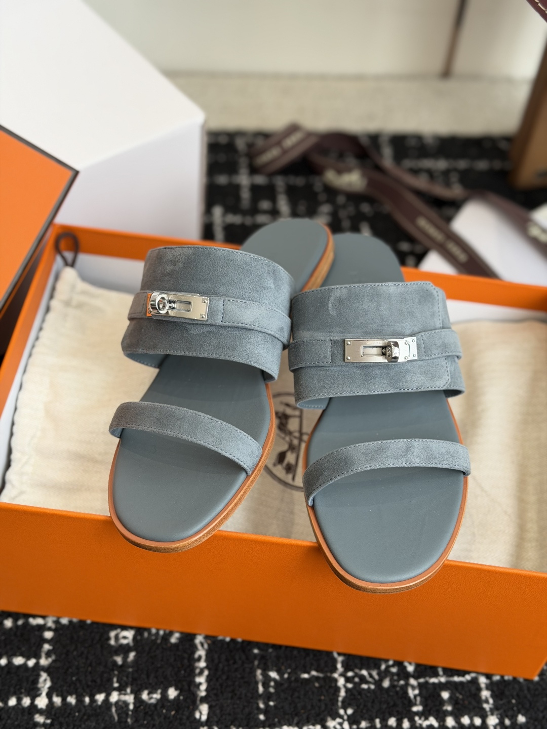代购级 Hermes爱马仕 26ss 最新 Kelly 凉拖经典的版型 搭配极具辨识度的上脚超级百搭好看时髦 超多明星 代购级 Hermes爱马仕 26ss 最新 Kelly 凉拖经典的版型 搭配极具辨识度的上脚超级百搭好看时髦 超多明星