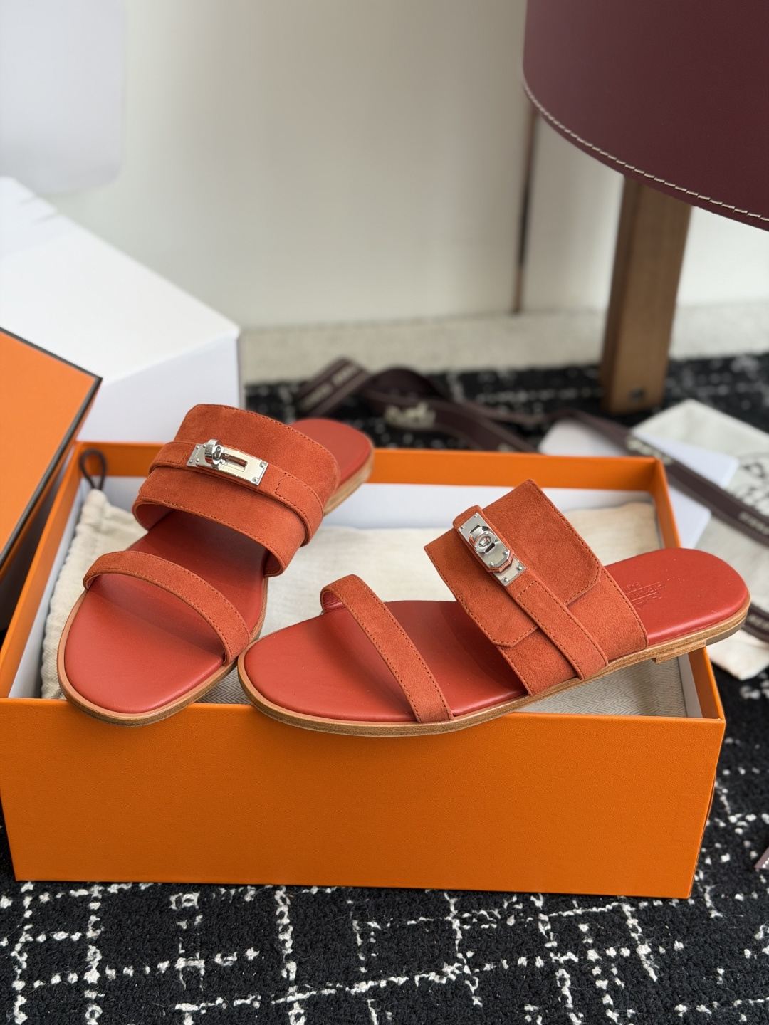代购级 Hermes爱马仕 26ss 最新 Kelly 凉拖经典的版型 搭配极具辨识度的上脚超级百搭好看时髦 超多明星 代购级 Hermes爱马仕 26ss 最新 Kelly 凉拖经典的版型 搭配极具辨识度的上脚超级百搭好看时髦 超多明星
