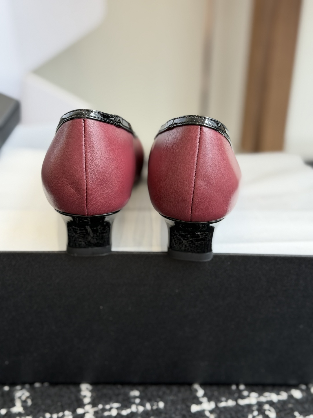 代购级 Chanel26SS早春新款方头拼色高跟鞋 经典方头鞋型自带复古高级感,拼色设计瞬间点亮整体造型,把香奈儿的品牌 代购级 Chanel26SS早春新款方头拼色高跟鞋 经典方头鞋型自带复古高级感,拼色设计瞬间点亮整体造型,把香奈儿的品牌