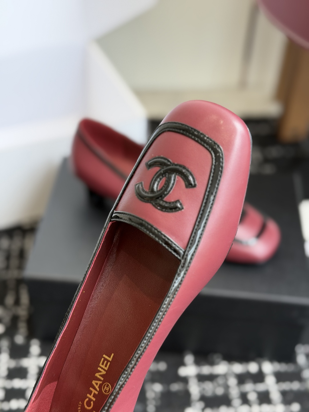 代购级 Chanel26SS早春新款方头拼色高跟鞋 经典方头鞋型自带复古高级感,拼色设计瞬间点亮整体造型,把香奈儿的品牌 代购级 Chanel26SS早春新款方头拼色高跟鞋 经典方头鞋型自带复古高级感,拼色设计瞬间点亮整体造型,把香奈儿的品牌