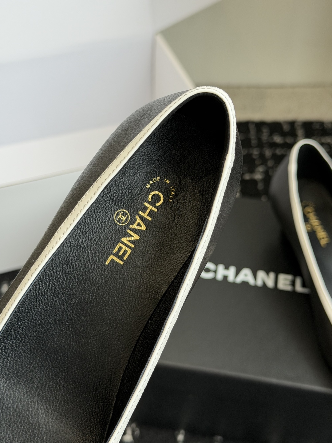 代购级 Chanel26SS早春新款方头拼色高跟鞋 经典方头鞋型自带复古高级感,拼色设计瞬间点亮整体造型,把香奈儿的品牌 代购级 Chanel26SS早春新款方头拼色高跟鞋 经典方头鞋型自带复古高级感,拼色设计瞬间点亮整体造型,把香奈儿的品牌