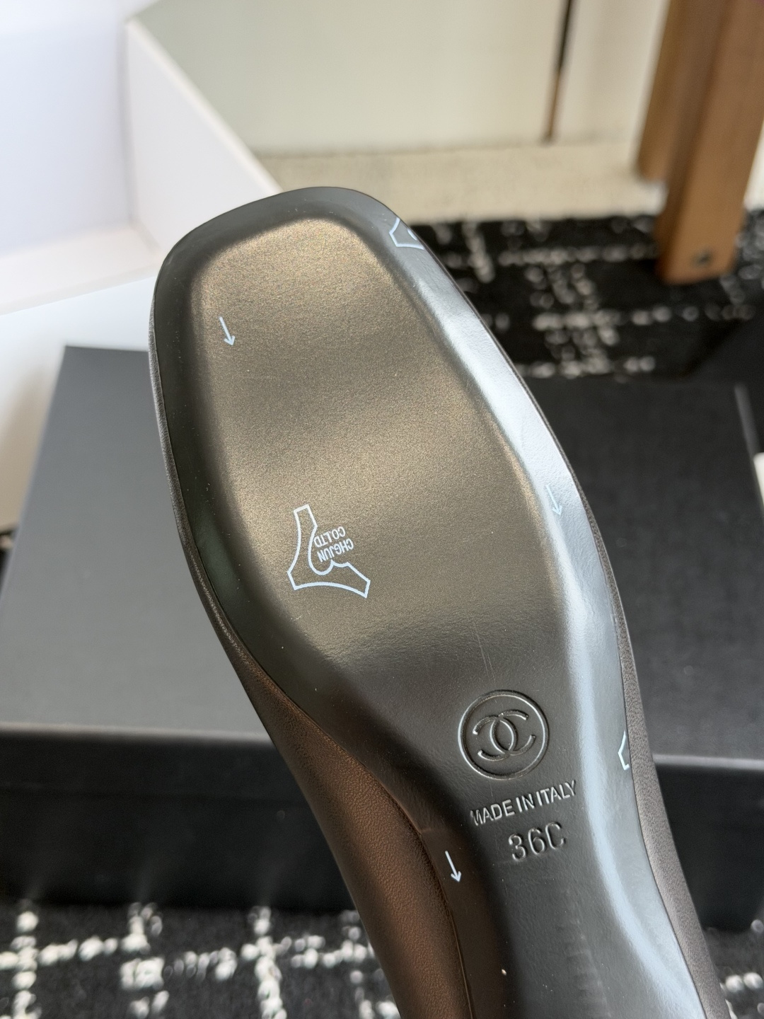代购级 Chanel26SS早春新款方头拼色高跟鞋 经典方头鞋型自带复古高级感,拼色设计瞬间点亮整体造型,把香奈儿的品牌 代购级 Chanel26SS早春新款方头拼色高跟鞋 经典方头鞋型自带复古高级感,拼色设计瞬间点亮整体造型,把香奈儿的品牌