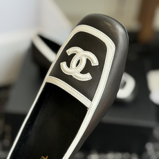 代购级 Chanel26SS早春新款方头拼色高跟鞋 经典方头鞋型自带复古高级感,拼色设计瞬间点亮整体造型,把香奈儿的品牌 代购级 Chanel26SS早春新款方头拼色高跟鞋 经典方头鞋型自带复古高级感,拼色设计瞬间点亮整体造型,把香奈儿的品牌