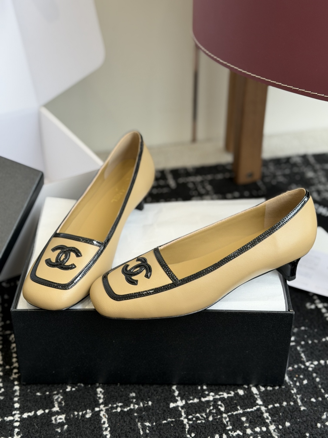 代购级 Chanel26SS早春新款方头拼色高跟鞋 经典方头鞋型自带复古高级感,拼色设计瞬间点亮整体造型,把香奈儿的品牌 代购级 Chanel26SS早春新款方头拼色高跟鞋 经典方头鞋型自带复古高级感,拼色设计瞬间点亮整体造型,把香奈儿的品牌