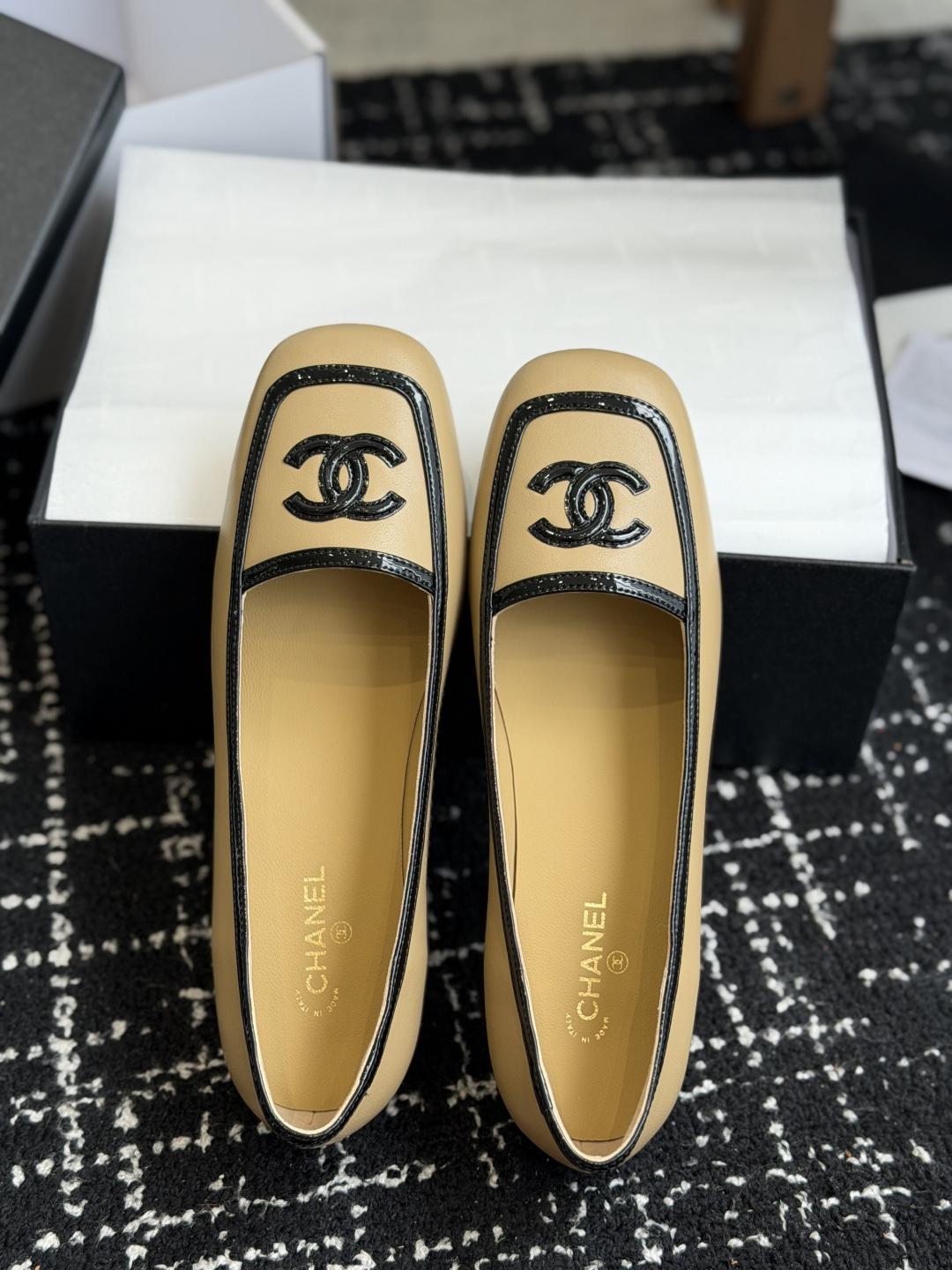 代购级 Chanel26SS早春新款方头拼色高跟鞋 经典方头鞋型自带复古高级感,拼色设计瞬间点亮整体造型,把香奈儿的品牌 代购级 Chanel26SS早春新款方头拼色高跟鞋 经典方头鞋型自带复古高级感,拼色设计瞬间点亮整体造型,把香奈儿的品牌