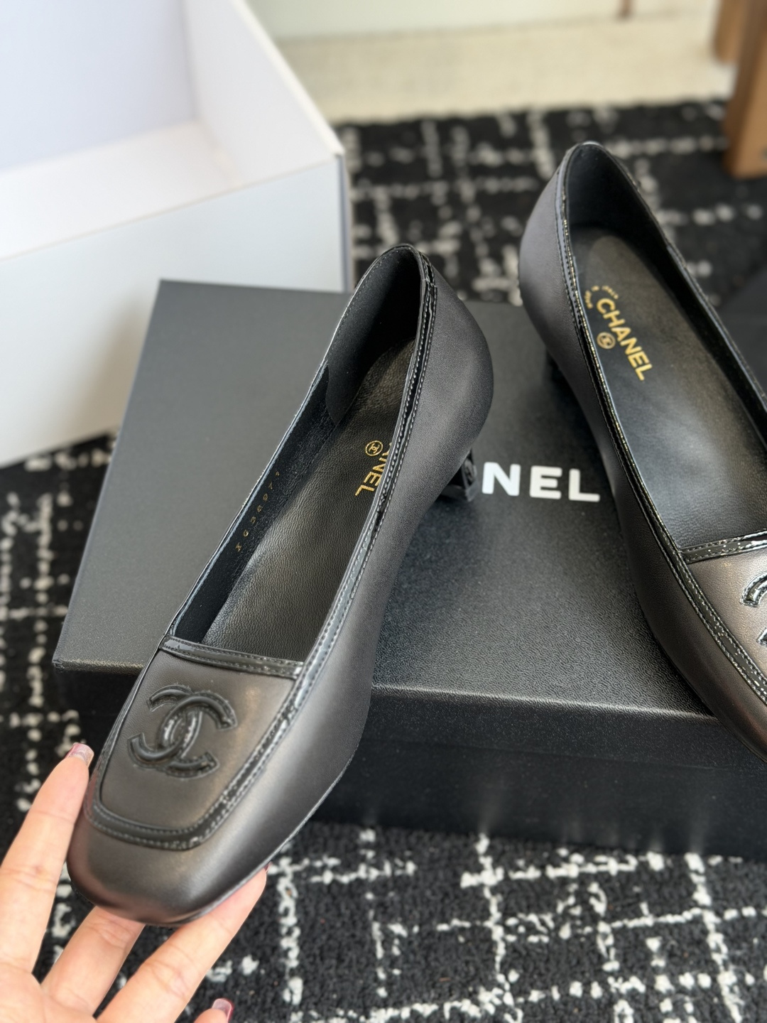 代购级 Chanel26SS早春新款方头拼色高跟鞋 经典方头鞋型自带复古高级感,拼色设计瞬间点亮整体造型,把香奈儿的品牌 代购级 Chanel26SS早春新款方头拼色高跟鞋 经典方头鞋型自带复古高级感,拼色设计瞬间点亮整体造型,把香奈儿的品牌