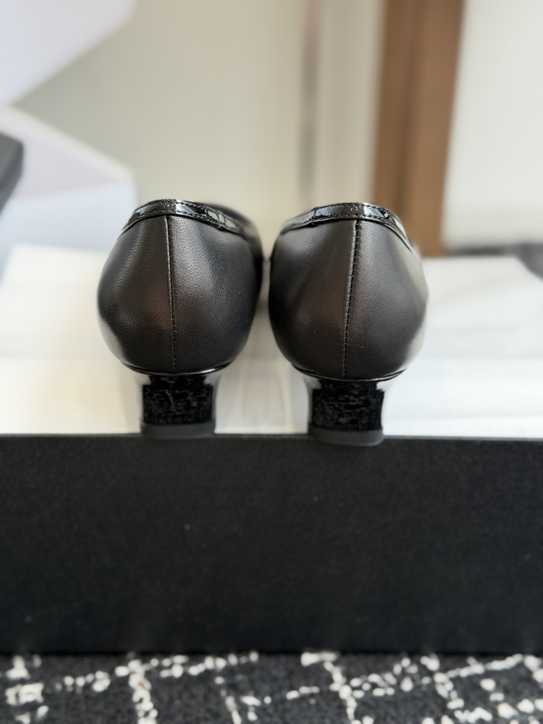 代购级 Chanel26SS早春新款方头拼色高跟鞋 经典方头鞋型自带复古高级感,拼色设计瞬间点亮整体造型,把香奈儿的品牌 代购级 Chanel26SS早春新款方头拼色高跟鞋 经典方头鞋型自带复古高级感,拼色设计瞬间点亮整体造型,把香奈儿的品牌