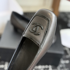 代购级 Chanel26SS早春新款方头拼色高跟鞋 经典方头鞋型自带复古高级感,拼色设计瞬间点亮整体造型,把香奈儿的品牌 代购级 Chanel26SS早春新款方头拼色高跟鞋 经典方头鞋型自带复古高级感,拼色设计瞬间点亮整体造型,把香奈儿的品牌