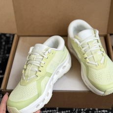 东莞代购级 On Cloudrunner 3云跑者第三代跑鞋❗️兼顾日常通勤与慢跑需求。品牌标志性缓震科技加持,兼顾落地 东莞代购级 On Cloudrunner 3云跑者第三代跑鞋❗️兼顾日常通勤与慢跑需求。品牌标志性缓震科技加持,兼顾落地