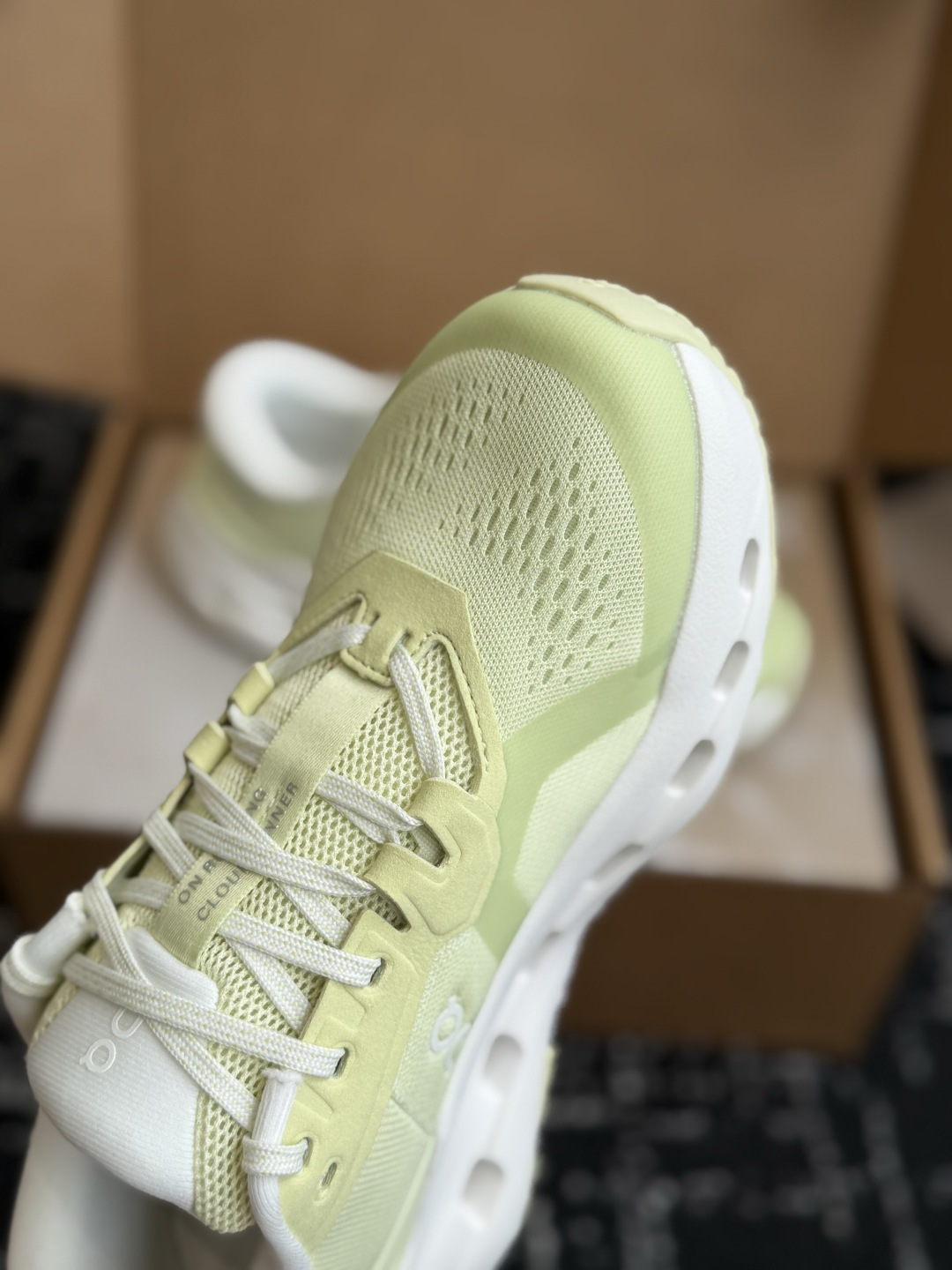 东莞代购级 On Cloudrunner 3云跑者第三代跑鞋❗️兼顾日常通勤与慢跑需求。品牌标志性缓震科技加持,兼顾落地 东莞代购级 On Cloudrunner 3云跑者第三代跑鞋❗️兼顾日常通勤与慢跑需求。品牌标志性缓震科技加持,兼顾落地