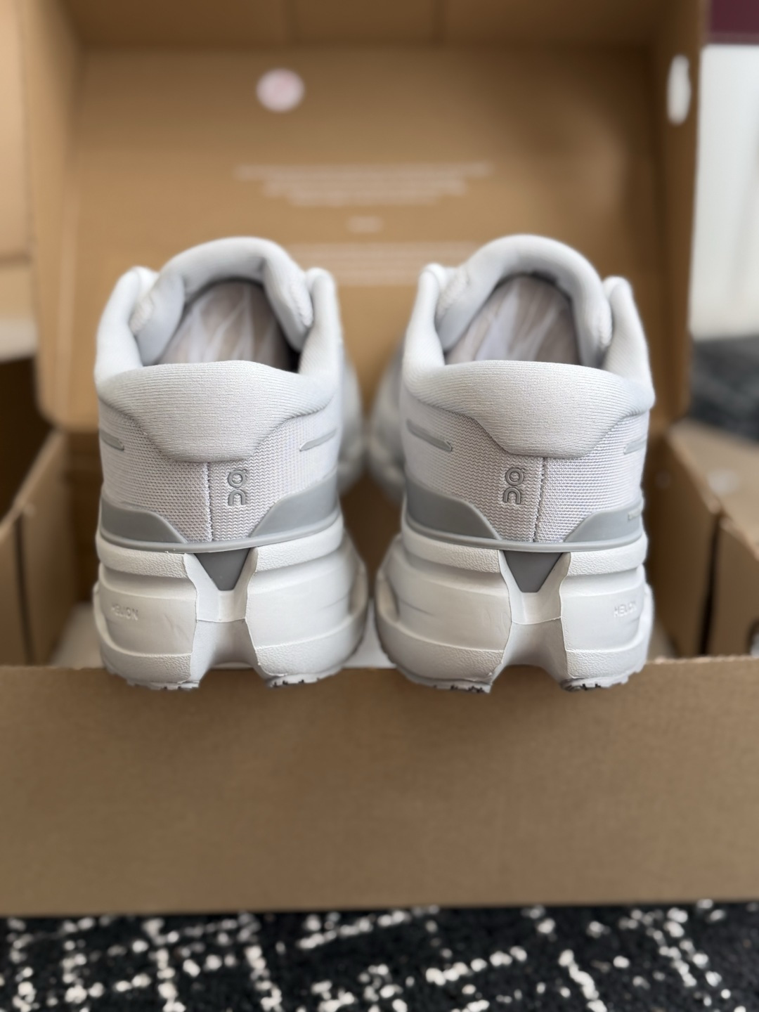 东莞代购级 On Cloudrunner 3云跑者第三代跑鞋❗️兼顾日常通勤与慢跑需求。品牌标志性缓震科技加持,兼顾落地 东莞代购级 On Cloudrunner 3云跑者第三代跑鞋❗️兼顾日常通勤与慢跑需求。品牌标志性缓震科技加持,兼顾落地