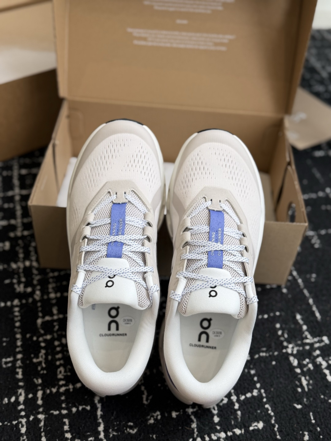 东莞代购级 On Cloudrunner 3云跑者第三代跑鞋❗️兼顾日常通勤与慢跑需求。品牌标志性缓震科技加持,兼顾落地 东莞代购级 On Cloudrunner 3云跑者第三代跑鞋❗️兼顾日常通勤与慢跑需求。品牌标志性缓震科技加持,兼顾落地