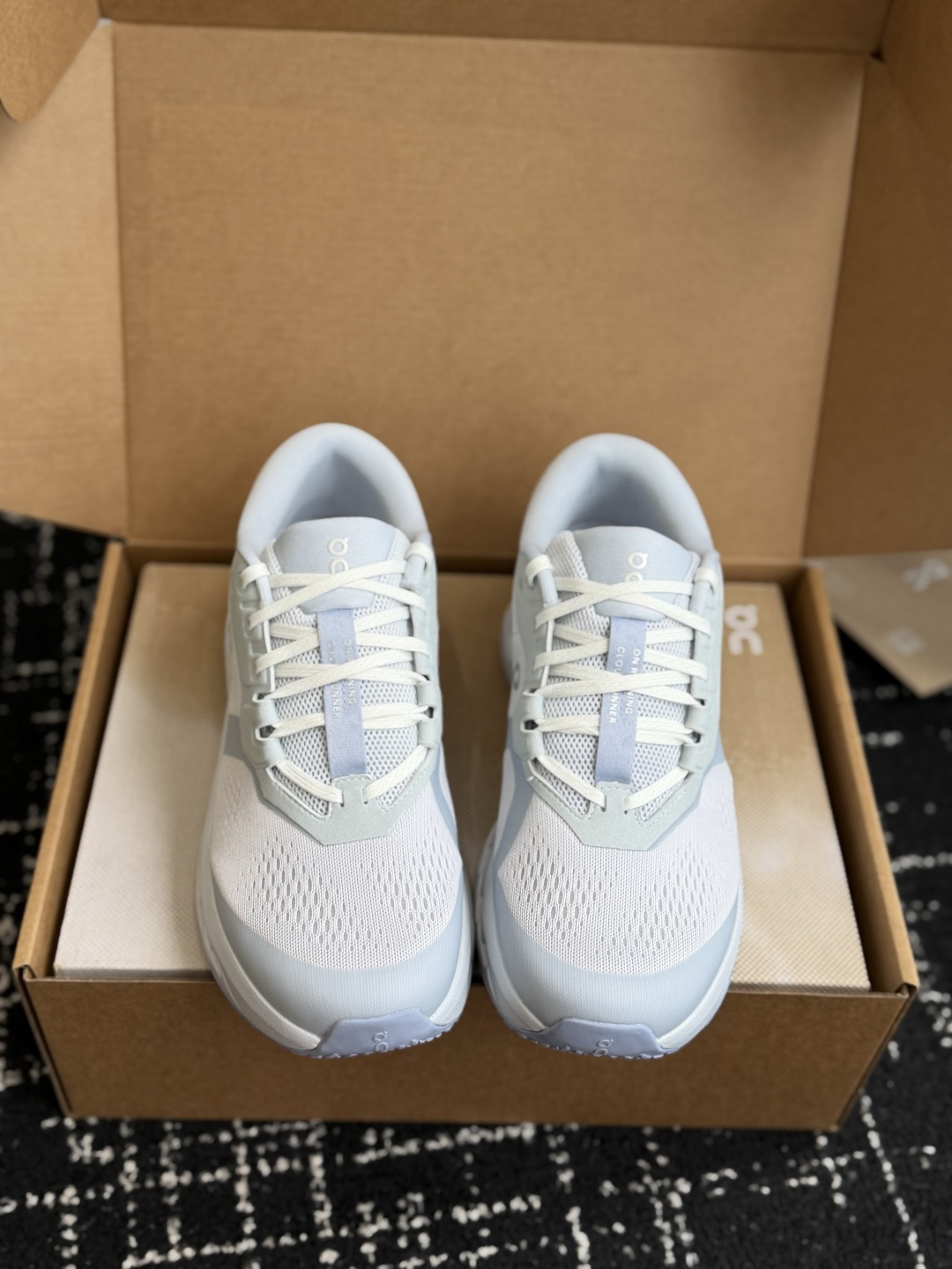 东莞代购级 On Cloudrunner 3云跑者第三代跑鞋❗️兼顾日常通勤与慢跑需求。品牌标志性缓震科技加持,兼顾落地 东莞代购级 On Cloudrunner 3云跑者第三代跑鞋❗️兼顾日常通勤与慢跑需求。品牌标志性缓震科技加持,兼顾落地