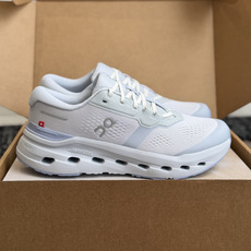 东莞代购级 On Cloudrunner 3云跑者第三代跑鞋❗️兼顾日常通勤与慢跑需求。品牌标志性缓震科技加持,兼顾落地 东莞代购级 On Cloudrunner 3云跑者第三代跑鞋❗️兼顾日常通勤与慢跑需求。品牌标志性缓震科技加持,兼顾落地