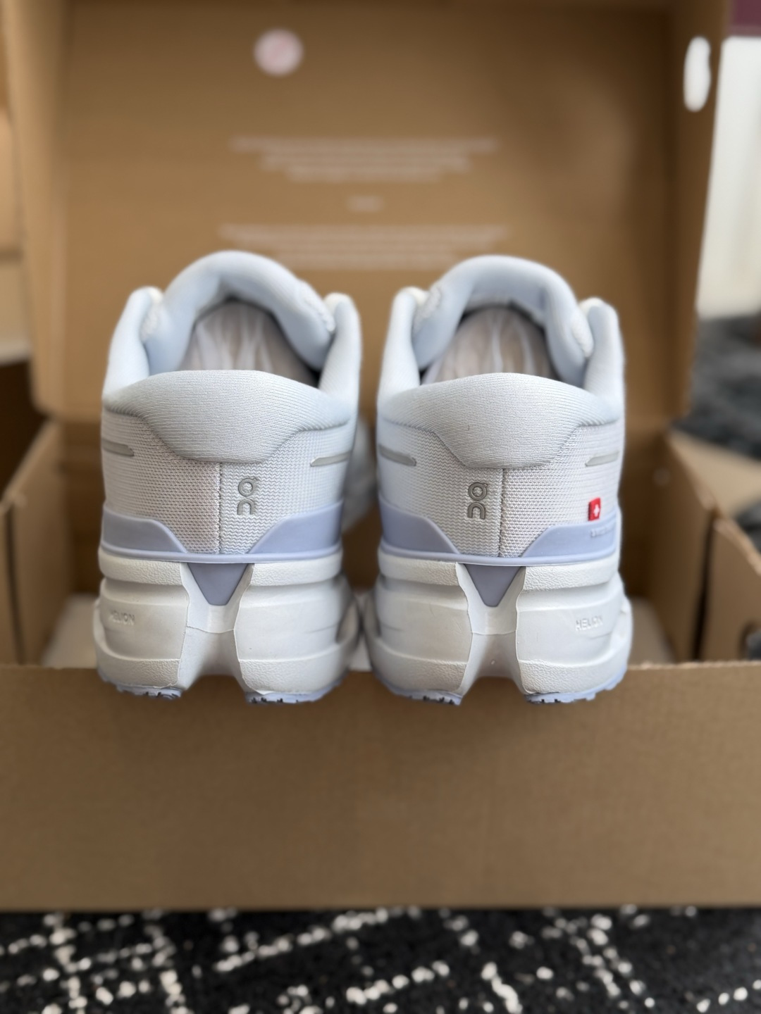 东莞代购级 On Cloudrunner 3云跑者第三代跑鞋❗️兼顾日常通勤与慢跑需求。品牌标志性缓震科技加持,兼顾落地 东莞代购级 On Cloudrunner 3云跑者第三代跑鞋❗️兼顾日常通勤与慢跑需求。品牌标志性缓震科技加持,兼顾落地