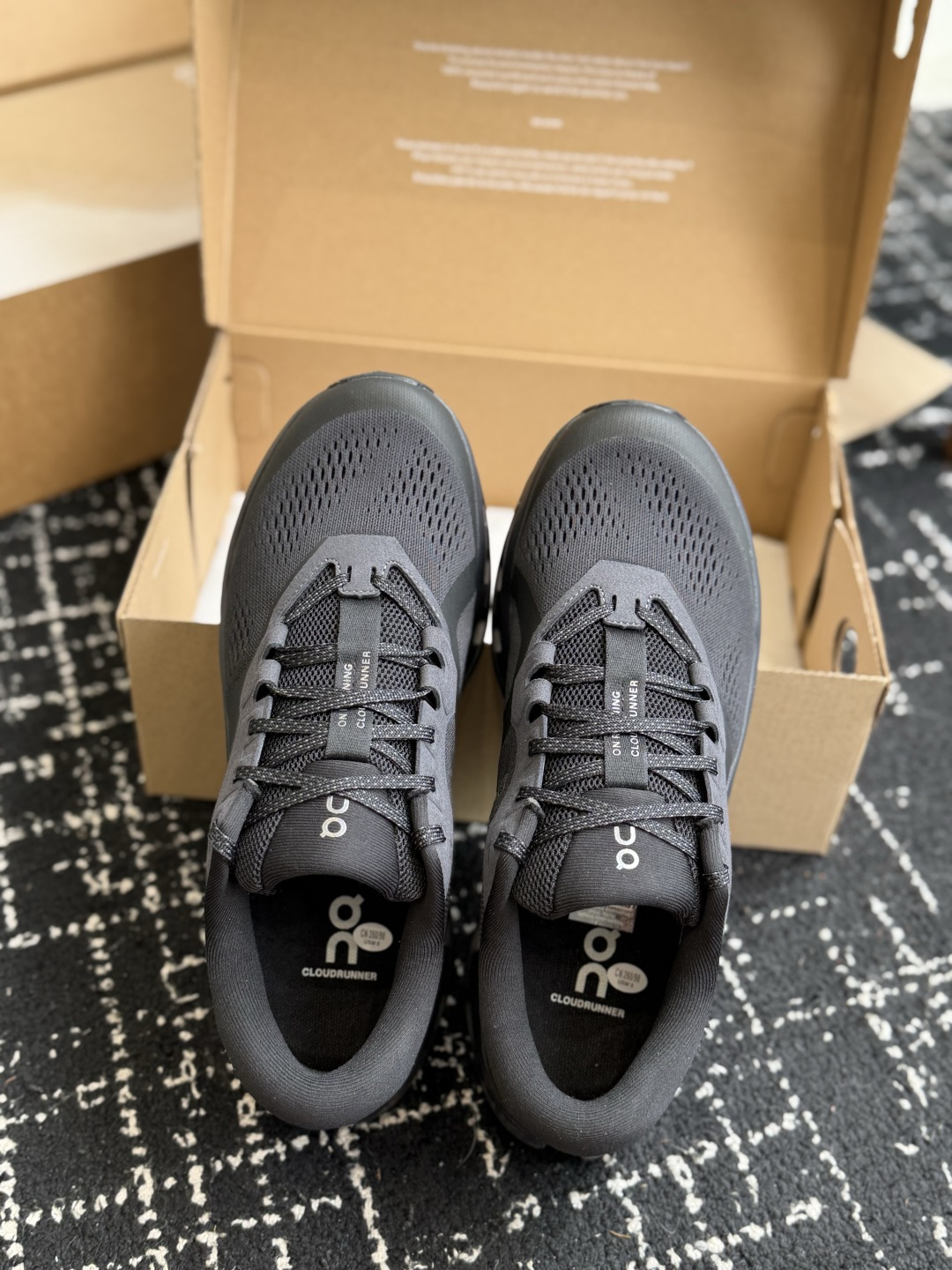 东莞代购级 On Cloudrunner 3云跑者第三代跑鞋❗️兼顾日常通勤与慢跑需求。品牌标志性缓震科技加持,兼顾落地 东莞代购级 On Cloudrunner 3云跑者第三代跑鞋❗️兼顾日常通勤与慢跑需求。品牌标志性缓震科技加持,兼顾落地