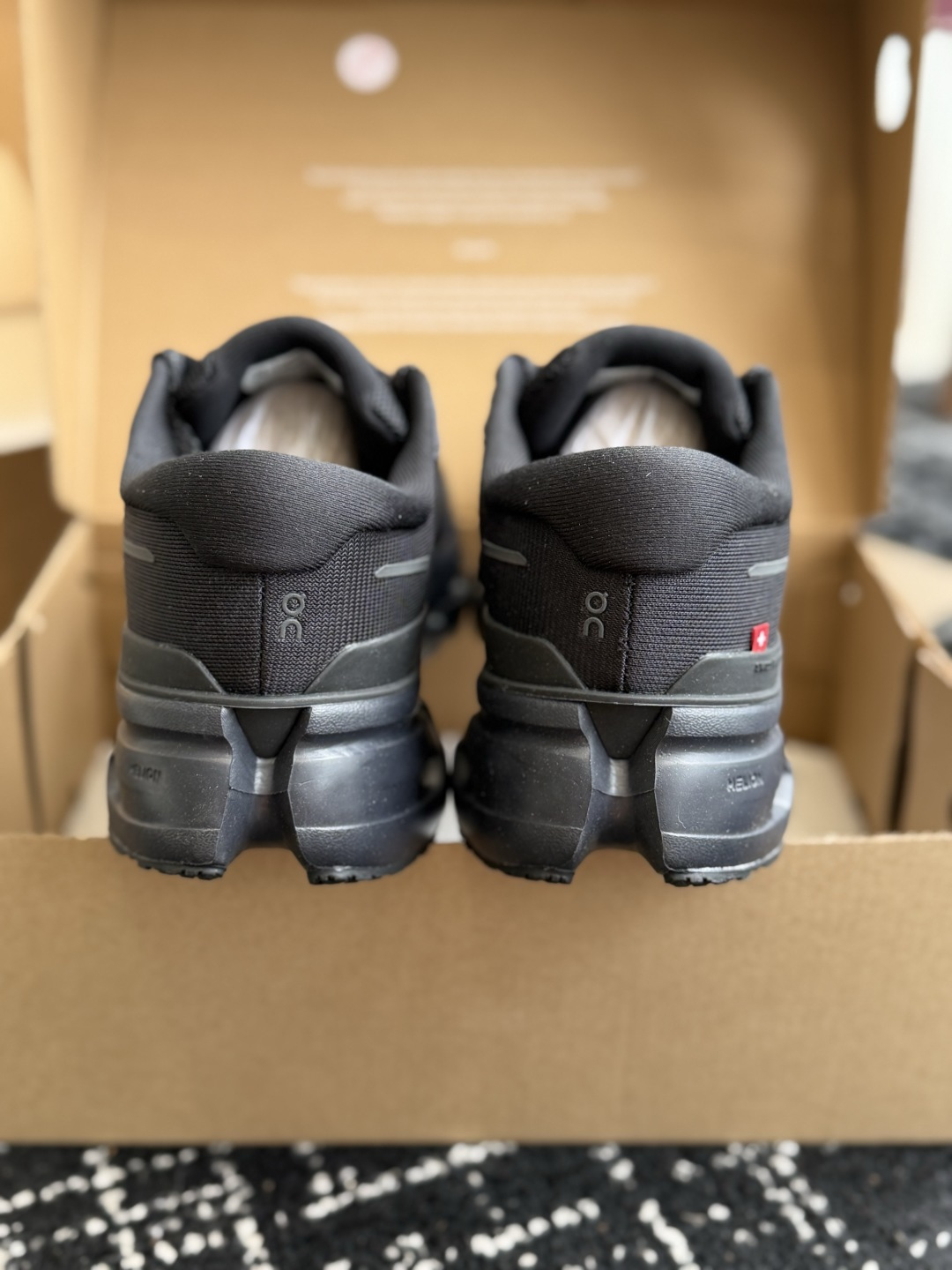 东莞代购级 On Cloudrunner 3云跑者第三代跑鞋❗️兼顾日常通勤与慢跑需求。品牌标志性缓震科技加持,兼顾落地 东莞代购级 On Cloudrunner 3云跑者第三代跑鞋❗️兼顾日常通勤与慢跑需求。品牌标志性缓震科技加持,兼顾落地