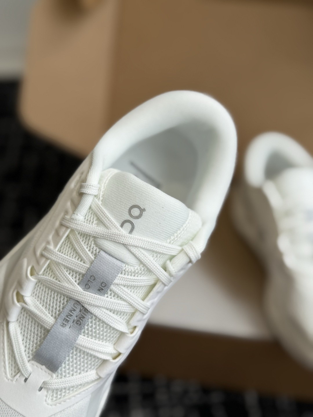 东莞代购级 On Cloudrunner 3云跑者第三代跑鞋❗️兼顾日常通勤与慢跑需求。品牌标志性缓震科技加持,兼顾落地 东莞代购级 On Cloudrunner 3云跑者第三代跑鞋❗️兼顾日常通勤与慢跑需求。品牌标志性缓震科技加持,兼顾落地