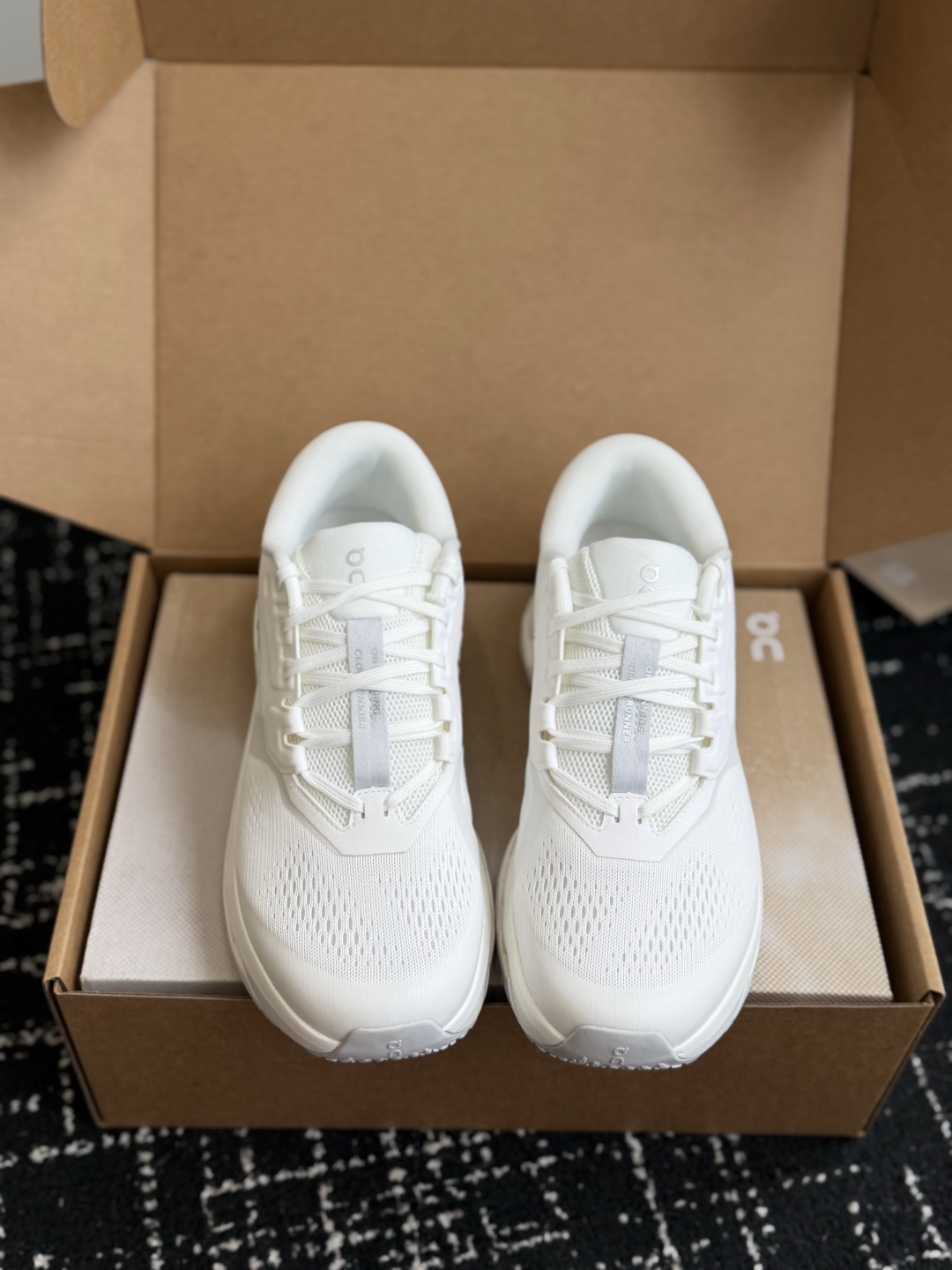 东莞代购级 On Cloudrunner 3云跑者第三代跑鞋❗️兼顾日常通勤与慢跑需求。品牌标志性缓震科技加持,兼顾落地 东莞代购级 On Cloudrunner 3云跑者第三代跑鞋❗️兼顾日常通勤与慢跑需求。品牌标志性缓震科技加持,兼顾落地