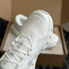 东莞代购级 On Cloudrunner 3云跑者第三代跑鞋❗️兼顾日常通勤与慢跑需求。品牌标志性缓震科技加持,兼顾落地 东莞代购级 On Cloudrunner 3云跑者第三代跑鞋❗️兼顾日常通勤与慢跑需求。品牌标志性缓震科技加持,兼顾落地
